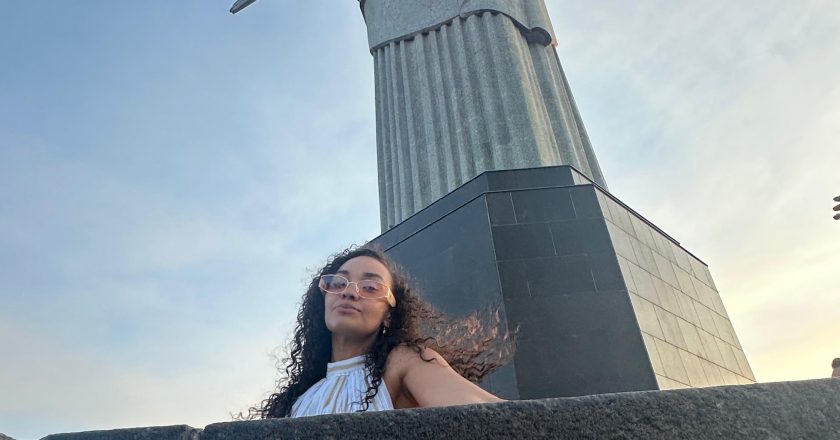 Leigh-Anne, estrela do pop britânico, curte o Carnaval no Rio