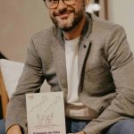 Livro que alerta sobre os perigos das telas para crianças e adolescente é lançado em São Paulo