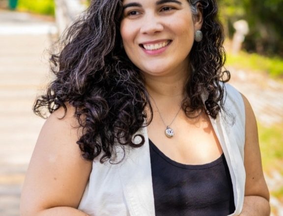 Projetos inovadores de Midian Almeida Mafra e seu impacto na formação crítica dos alunos.