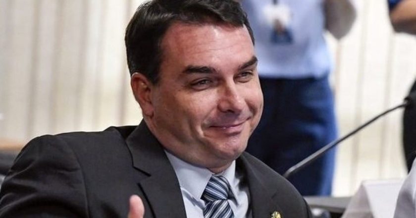 Mulher ligada a milícia e ex-assessora de Flávio Bolsonaro é acusada de lavagem de dinheiro em esquema familiar