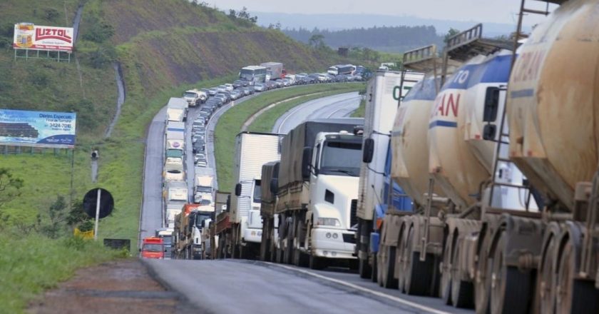 Paralisação dos motoristas de carga em 2026: motivos para o aumento do preço do diesel e os principais atores envolvidos