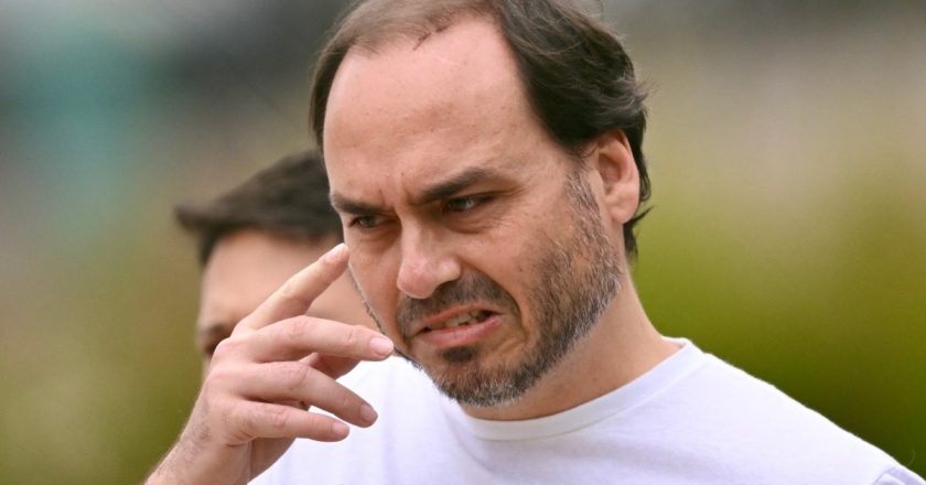 Metade dos eleitores de SC considera Carlos Bolsonaro um aproveitador, revela AtlasIntel