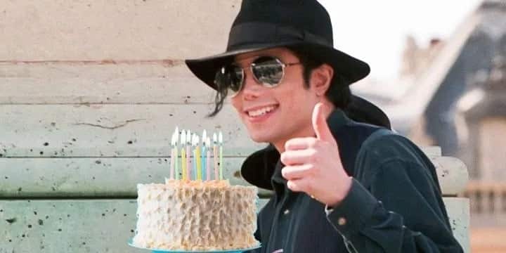 Diretor de documentário compara Michael Jackson a Jeffrey Epstein em declaração polêmica