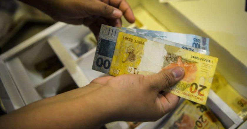 Proposta do governo eleva salário-mínimo para R$ 1.717 até 2027