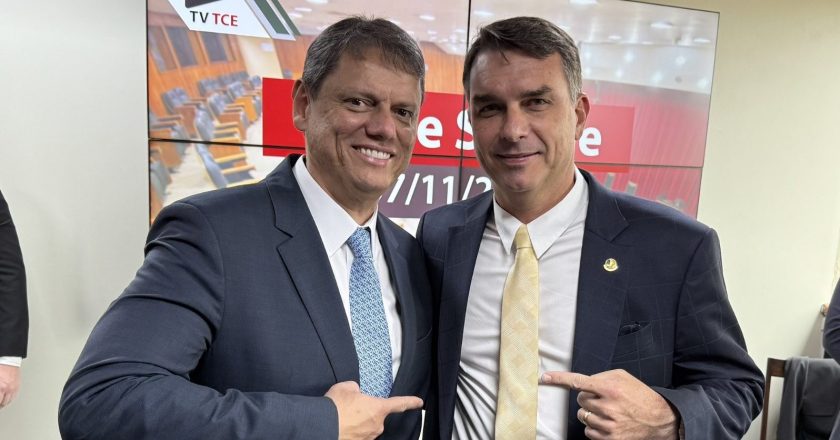 Tarcísio de Freitas critica o PT em apoio a Flávio Bolsonaro