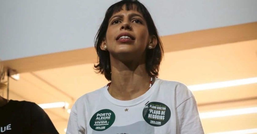 VÍDEO: Microfone é retirado de vereadora durante menção a gravação de Flávio Bolsonaro