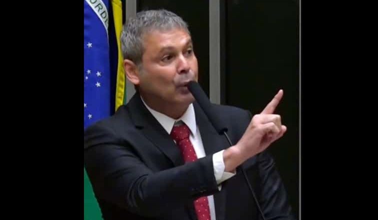 Lindbergh confronta Flávio Bolsonaro em embate direto no plenário