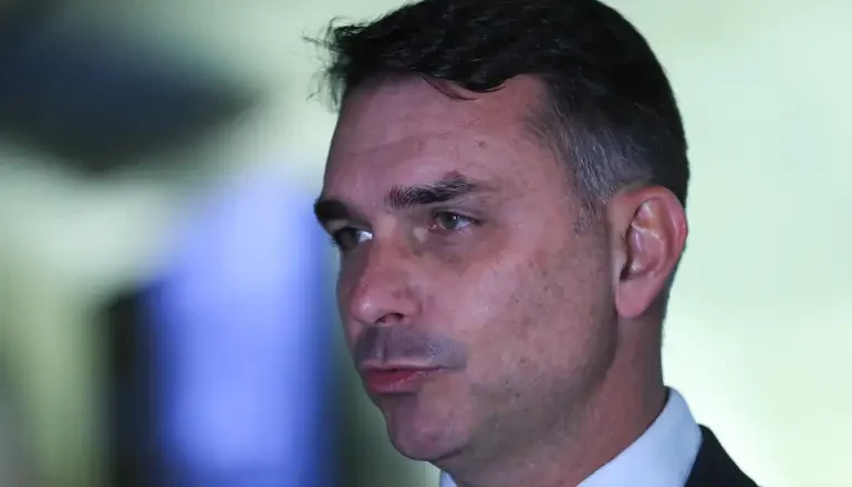 De “Decisão Complexa” a “O Fenômeno Flávio Bolsonaro