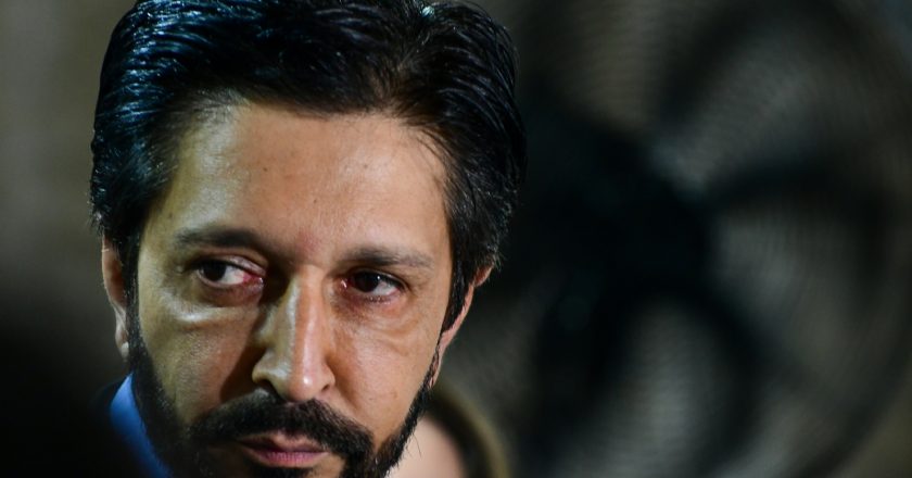 Ricardo Nunes demite empregado sob investigação por contratos relacionados ao filme Dark Horse