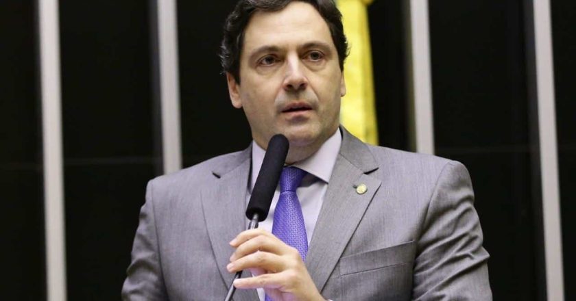 Deputado alinhado a Bolsonaro enfrenta acusação de racismo religioso em projeto polêmico