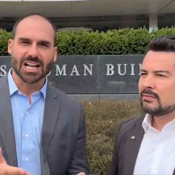 Juliana Dal Piva responde à misoginia de Eduardo e Figueiredo após divulgar foto de Flávio Bolsonaro com criminoso
