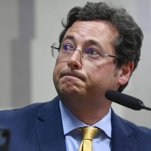 Repórter do Intercept, alvo de críticas de bolsonaristas, responde a Wajngarten com contundência