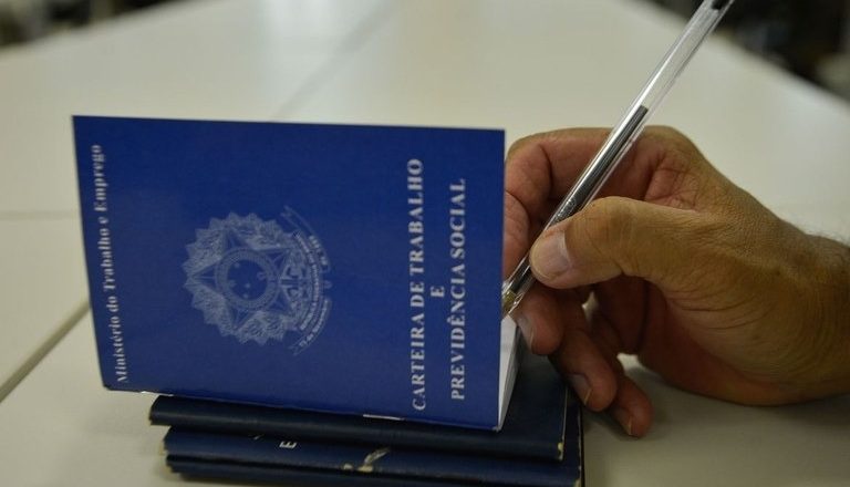 Taxa de Desemprego Cai Vertiginosamente e Ocupação Alcança Nível Sem Precedentes, Revela IBGE