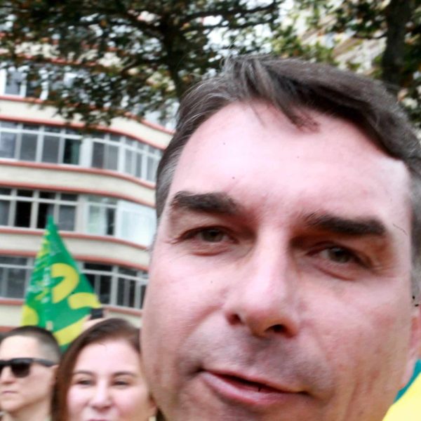 Lulinha processa Flávio Bolsonaro na Justiça
