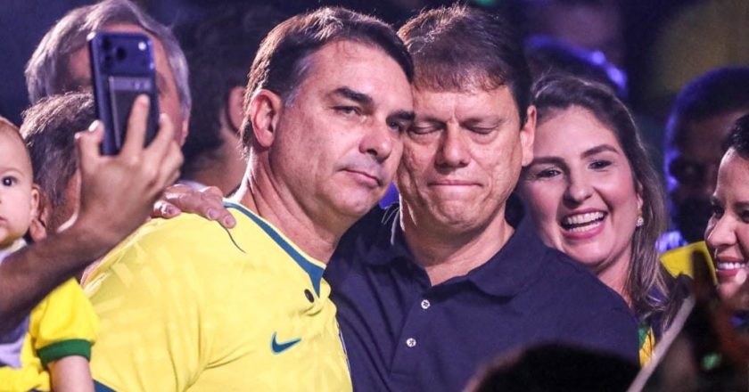 Tarcísio responde a Flávio Bolsonaro e reafirma apoio às urnas eletrônicas