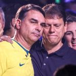 Tarcísio defende a integridade das urnas eletrônicas e responde a Flávio Bolsonaro