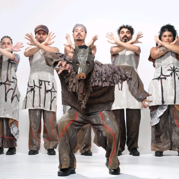 Coletivo Noroest recria a Greve dos Queixadas em uma fusão de dança, teatro e circo