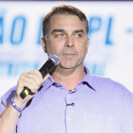 Local associado à suposta filiação de Flávio Bolsonaro ao Missão provoca reações hilárias nas redes sociais