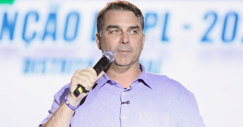 Local associado à suposta filiação de Flávio Bolsonaro ao Missão provoca reações hilárias nas redes sociais