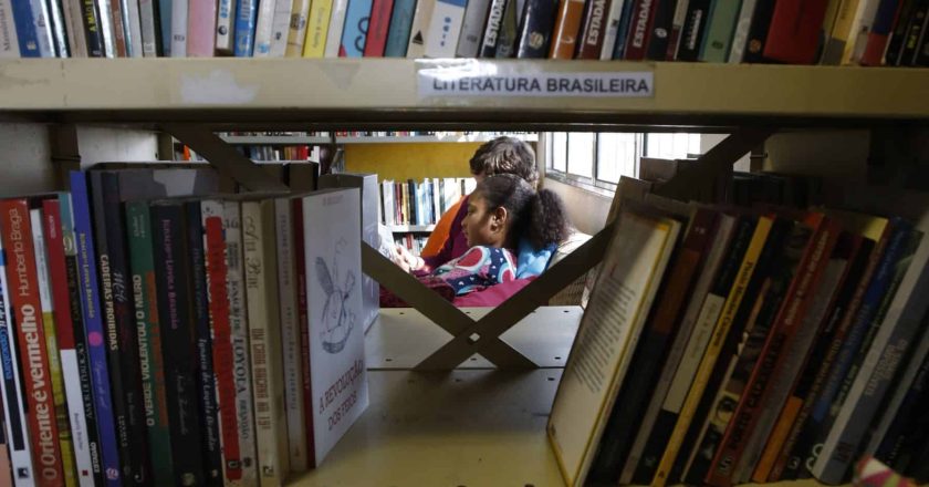 Retorno do otimismo: Mercado editorial brasileiro experimenta aumento nas vendas de livros em 2026 sob influência de Lula