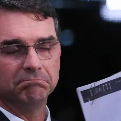 Economista refuta Flávio Bolsonaro e revela os motivos das lojas desertas