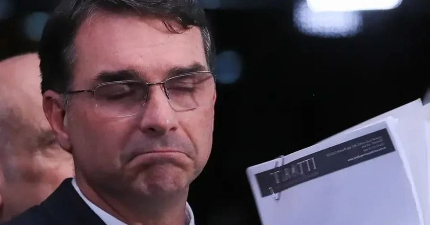 Economista refuta Flávio Bolsonaro e revela os motivos das lojas desertas