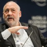 Economista laureado com o Nobel reprova proposta de Flávio Bolsonaro de reduzir gastos públicos