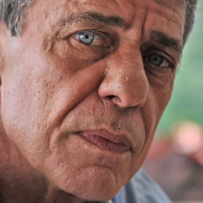 Chico Buarque denuncia internauta que ameaçou encurtar sua existência