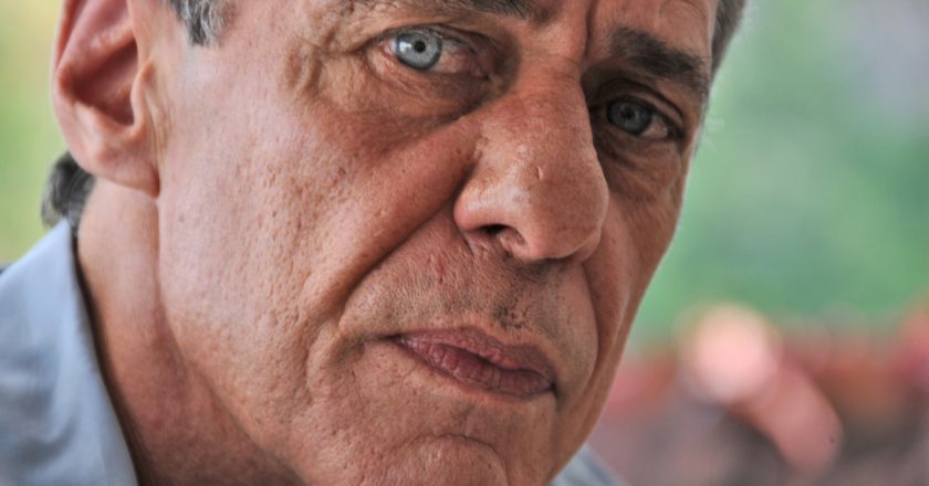 Chico Buarque denuncia internauta que ameaçou encurtar sua existência