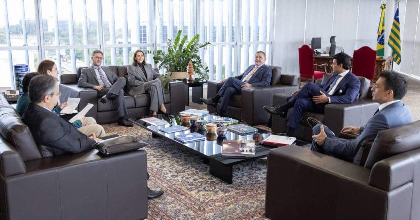 Diálogo entre Nunes Marques e Mendonça com a Meta após decisão de IA que beneficiou Flávio