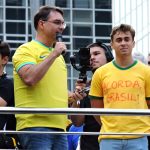 TSE altera posição de André Mendonça e impõe sanções a Flávio e Nikolas