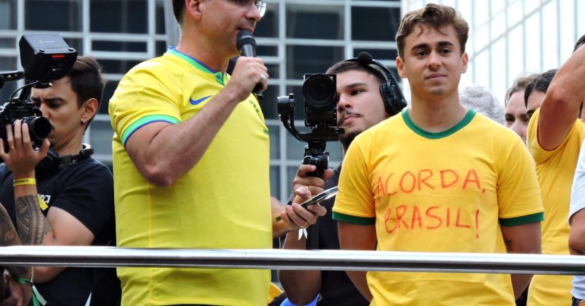 TSE altera posição de André Mendonça e impõe sanções a Flávio e Nikolas