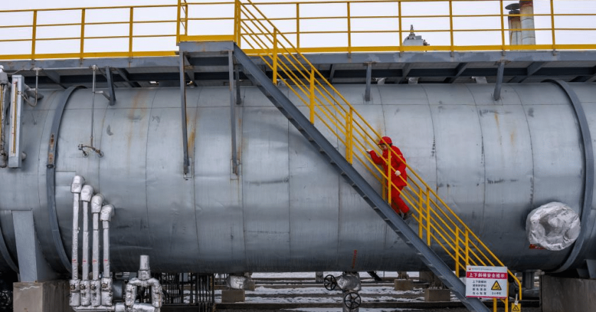 China intensifica extração de petróleo em campo desértico a 5 mil metros abaixo da superfície