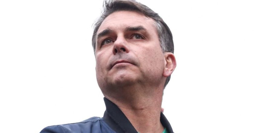 Flávio Bolsonaro solicita bloqueio de 48 novos perfis nas redes sociais