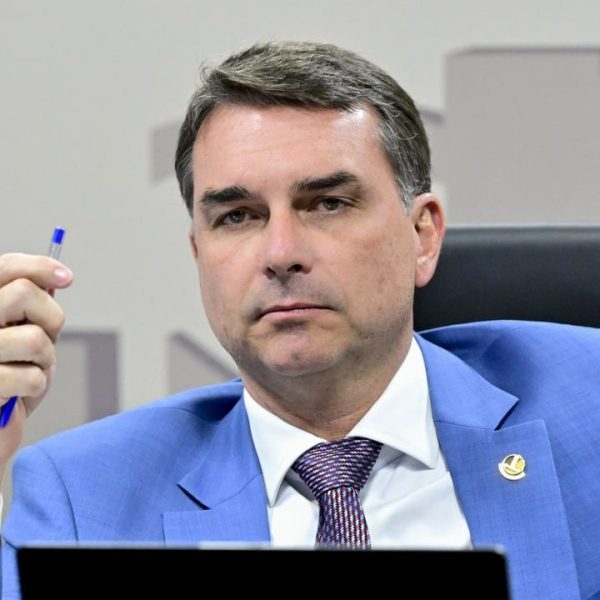 Flávio Bolsonaro propõe projeto de lei que pode silenciar mulheres vítimas de abuso