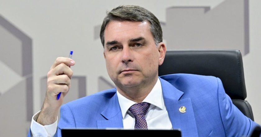Flávio Bolsonaro propõe projeto de lei que pode silenciar mulheres vítimas de abuso