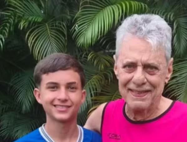 Mãe fica em choque ao descobrir identidade do amigo de futebol do filho: “Seu Chico