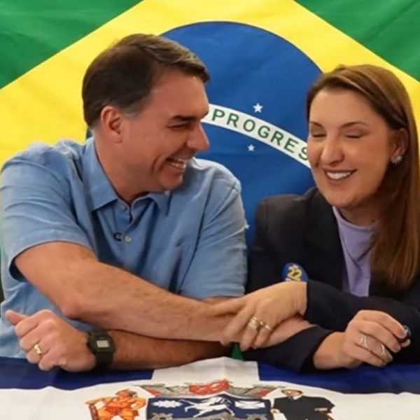 Daniella Marques, acompanhada de Flávio Bolsonaro, declara: “Próxima eleição será em oito anos