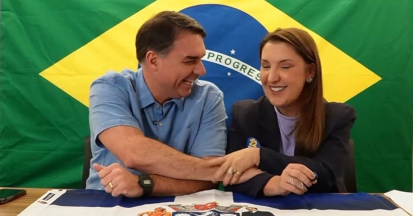 Daniella Marques, acompanhada de Flávio Bolsonaro, declara: “Próxima eleição será em oito anos