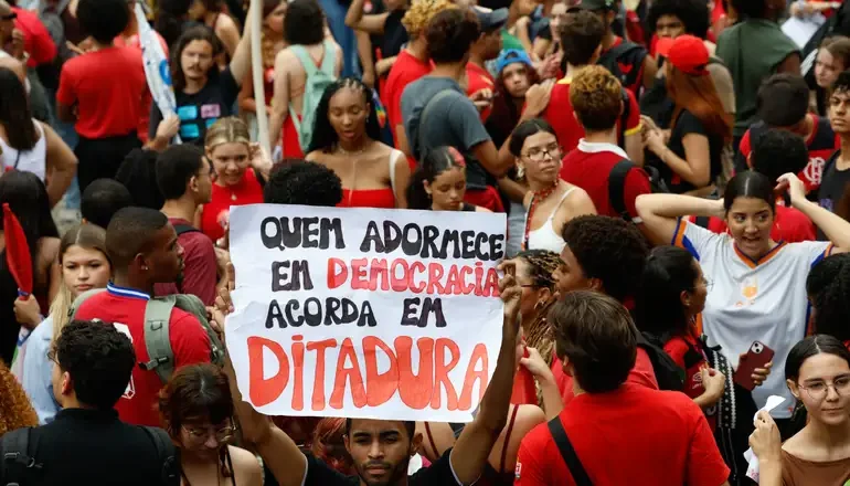 A força da união popular é invencível!