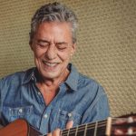 Ratinho se esforça para demonstrar que Chico Buarque se beneficia da Lei Rouanet