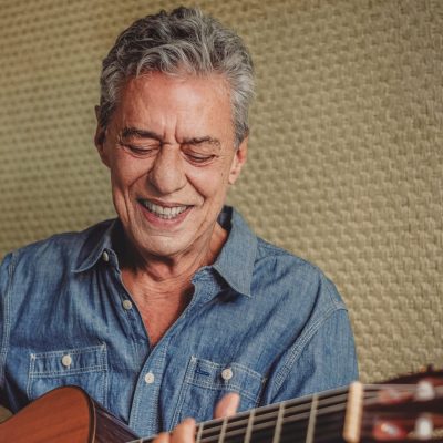 Ratinho se esforça para demonstrar que Chico Buarque se beneficia da Lei Rouanet