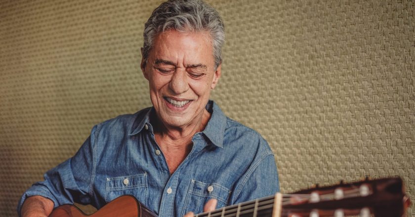 Ratinho se esforça para demonstrar que Chico Buarque se beneficia da Lei Rouanet