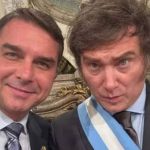 Aumento da gasolina na Argentina de Milei supera em três vezes o registrado no Brasil sob Lula, inspirado por Flávio Bolsonaro