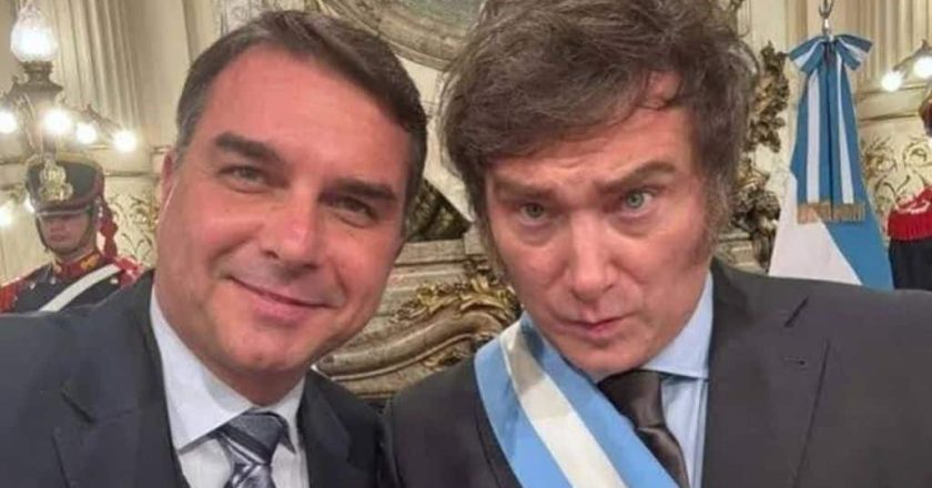 Aumento da gasolina na Argentina de Milei supera em três vezes o registrado no Brasil sob Lula, inspirado por Flávio Bolsonaro